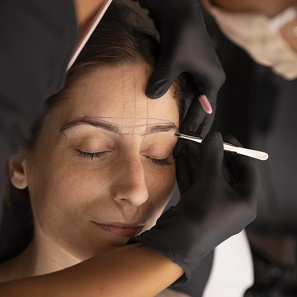 Для оформления бровей