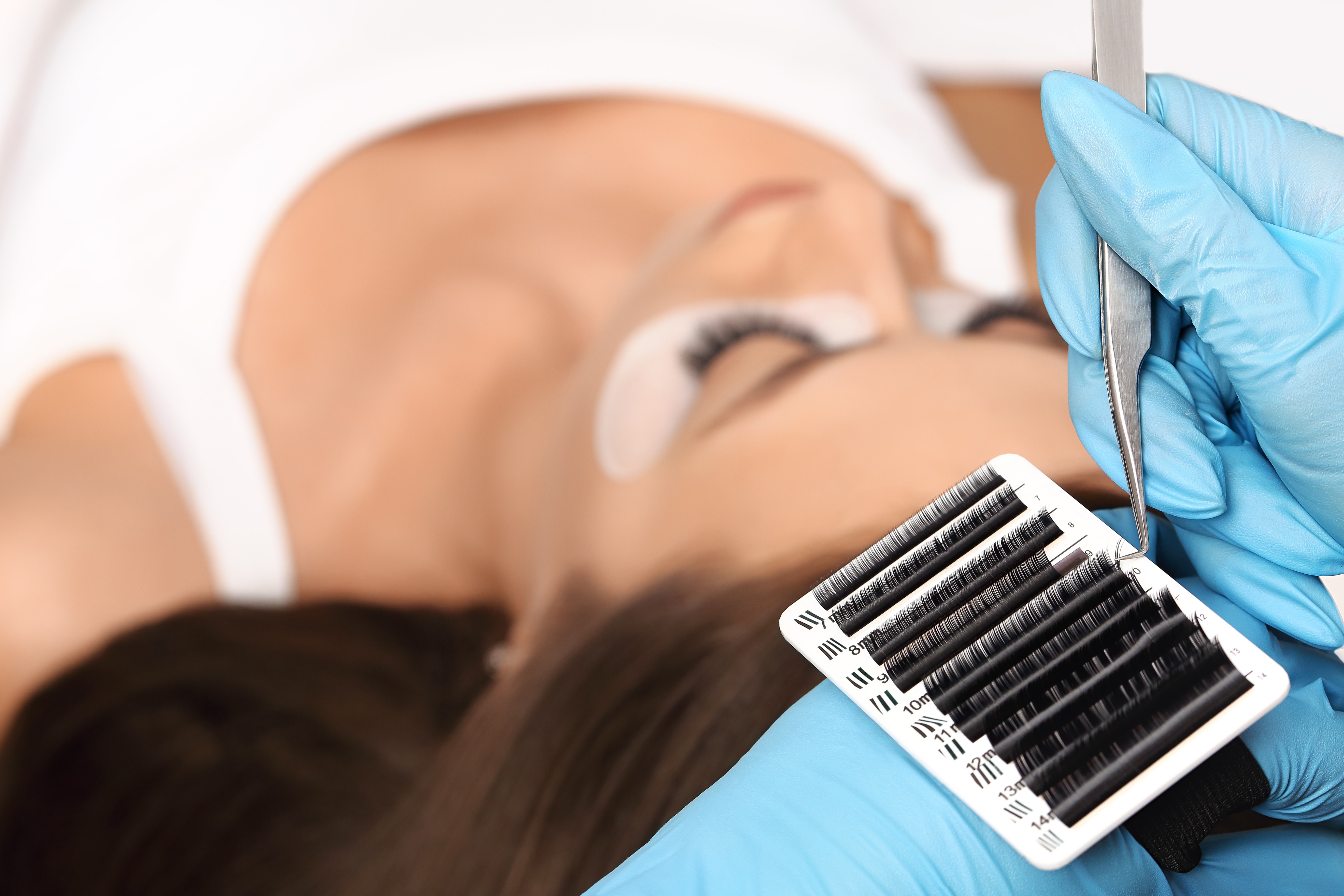 Какие материалы нужны для мастера по наращиванию ресниц?